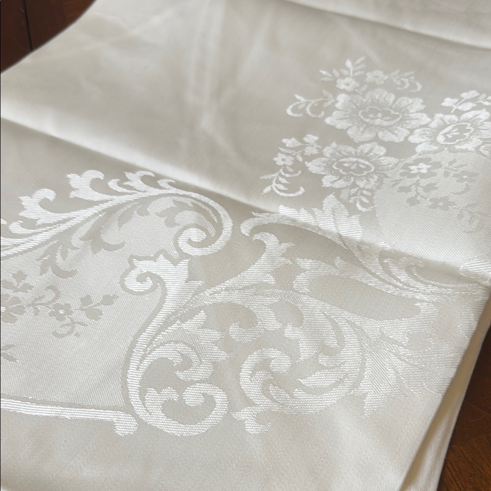 Elegant Off White Damask oval 85x60 Tablecloth new